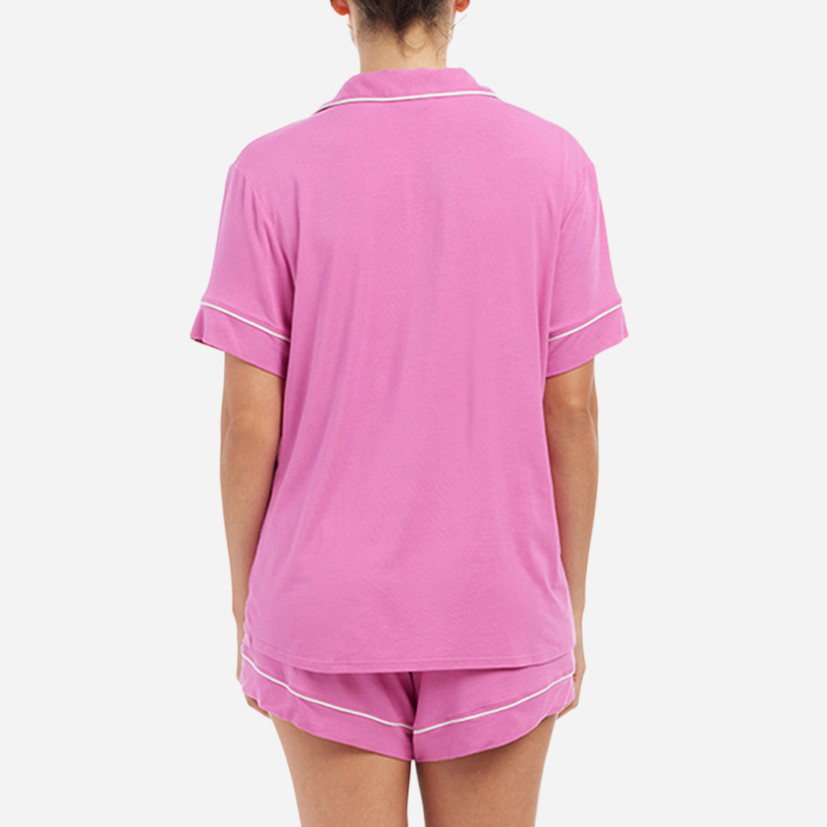 The timeless design of the Gisele Relaxed Short Pajama Set is accentuated by its relaxed fit and refined detailing. The delicate contrast piping along the edges adds an understated charm, elevating the overall aesthetic. The button-down front allows for easy wearing and effortless style, while the matching shorts feature an elastic waistband that provides a customized fit.