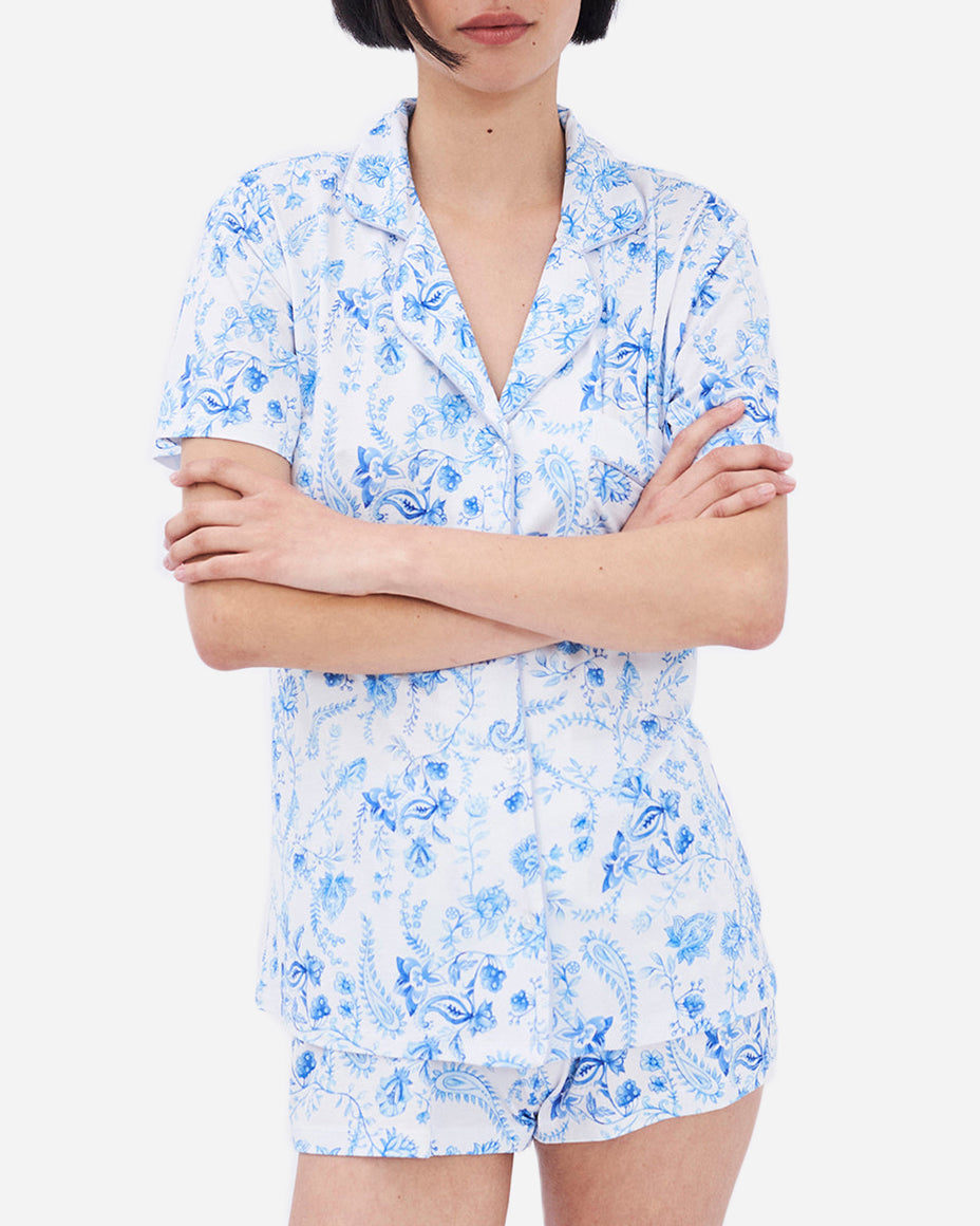 The timeless design of this short pajama set is accentuated by its tailored cut and refined detailing. The button-down front allows for easy wearing and effortless style, while the matching shorts feature an elastic waistband that provides a customized fit.