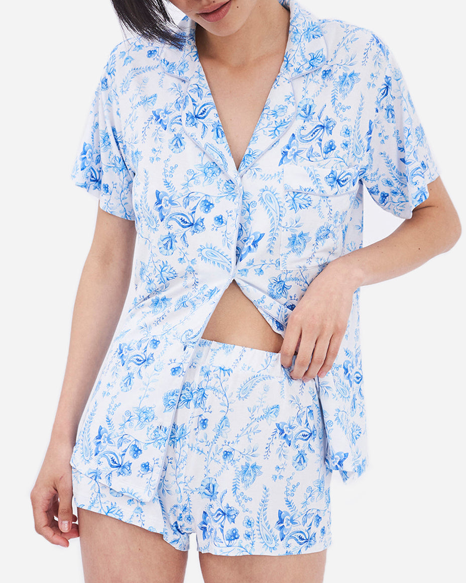 The timeless design of this short pajama set is accentuated by its tailored cut and refined detailing. The button-down front allows for easy wearing and effortless style, while the matching shorts feature an elastic waistband that provides a customized fit.