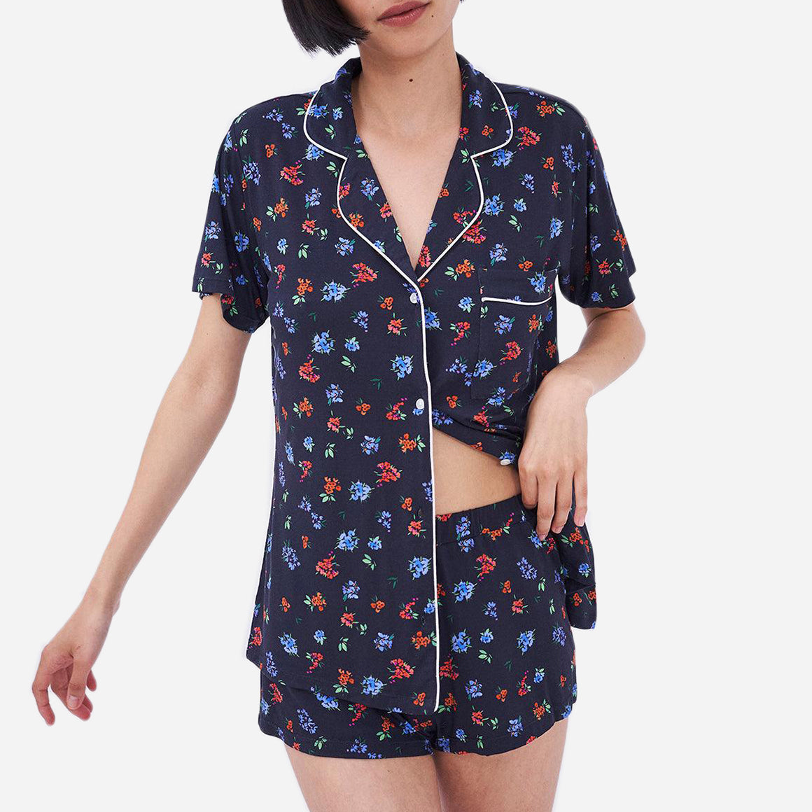 The timeless design of this short pajama set is accentuated by its tailored cut and refined detailing. The button-down front allows for easy wearing and effortless style, while the matching shorts feature an elastic waistband that provides a customized fit.