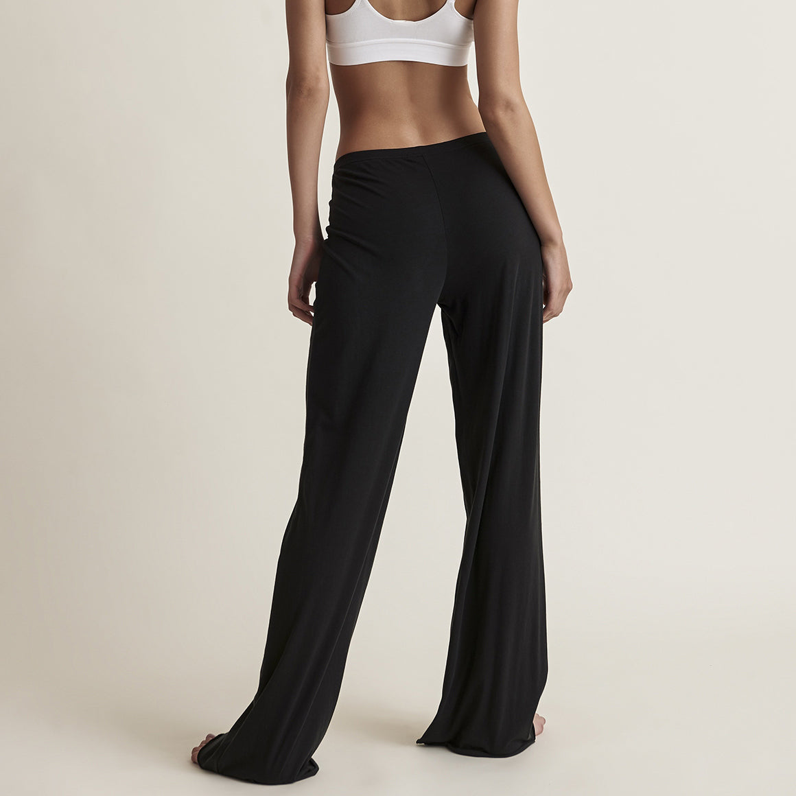 With its relaxed yet flattering fit, these pants are suitable for various occasions, whether you're running errands or simply relaxing on a lazy Sunday. The airy wide leg and elastic waistband provides a stylish and comfortable fit for all body types.