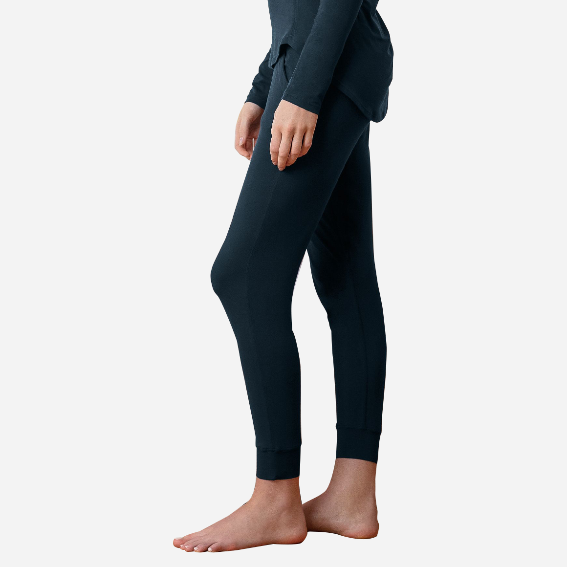 Dagsmejan’s Balance Sleep Pant in dark blue on side facing model wearing matching blue long-hem Sleep top.
