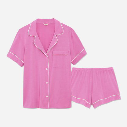 The timeless design of the Gisele Relaxed Short Pajama Set is accentuated by its relaxed fit and refined detailing. The delicate contrast piping along the edges adds an understated charm, elevating the overall aesthetic. The button-down front allows for easy wearing and effortless style, while the matching shorts feature an elastic waistband that provides a customized fit.