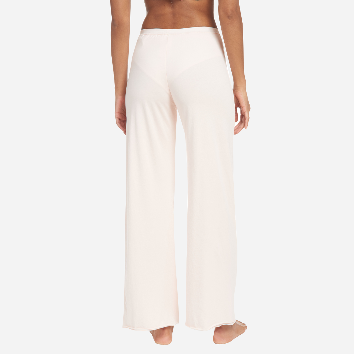 With its relaxed yet flattering fit, these pants are suitable for various occasions, whether you're running errands or simply relaxing on a lazy Sunday. The airy wide leg and elastic waistband provides a stylish and comfortable fit for all body types.