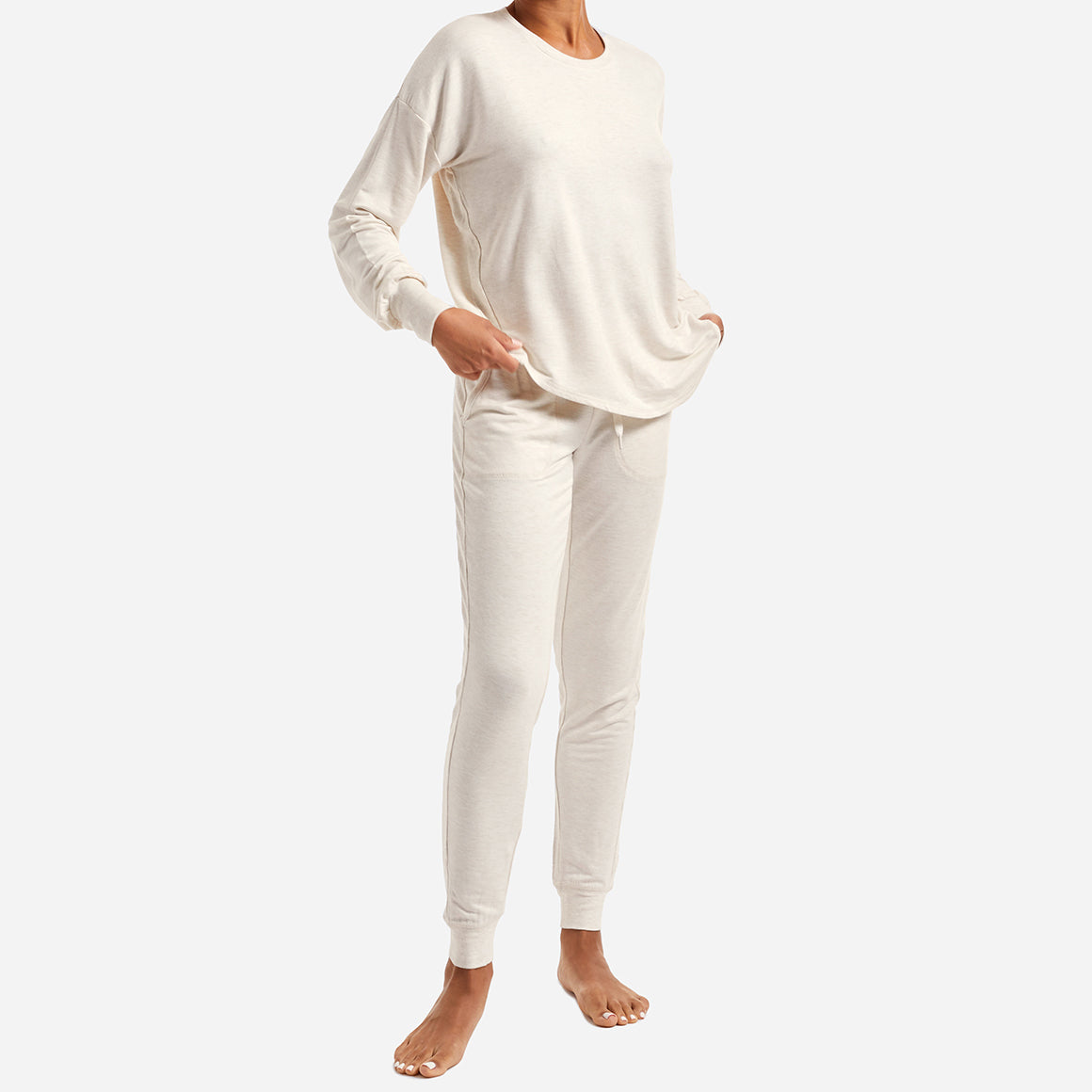 These cozy pants feature a slim fit and an elastic waistband with an adjustable drawstring to provide a customized and secure fit. Detailed with side pockets and ribbed ankle cuffs, these stylish lounge pants are a wind-down must have.