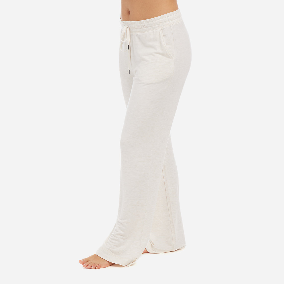 These cozy lounge pants feature convenient hip pockets, a relaxed fit, and an elastic waistband with an adjustable drawstring to provide a customized and secure fit.