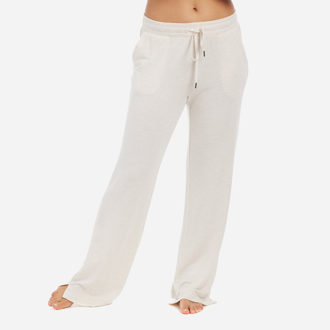 These cozy lounge pants feature convenient hip pockets, a relaxed fit, and an elastic waistband with an adjustable drawstring to provide a customized and secure fit.