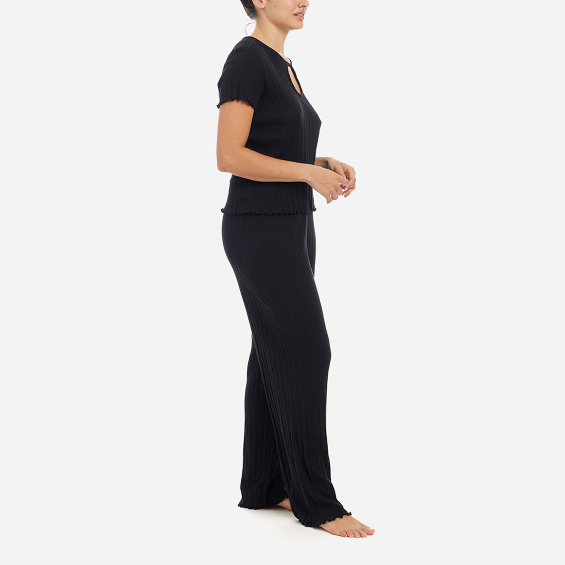 The Ravena Lounge Set has a relaxed-fit that features delicate trim details like a flattering keyhole opening and ruffled edges. The matching pants have convenient side pockets and a comfortable elastic waistband for a personalized fit, allowing you to move freely and unrestricted.