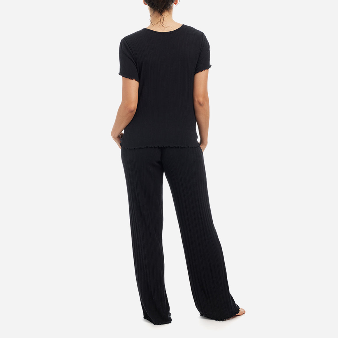 The Ravena Lounge Set has a relaxed-fit that features delicate trim details like a flattering keyhole opening and ruffled edges. The matching pants have convenient side pockets and a comfortable elastic waistband for a personalized fit, allowing you to move freely and unrestricted.